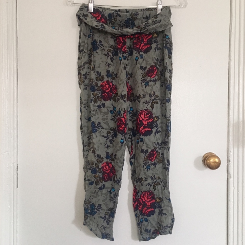 Floral cropped joggers